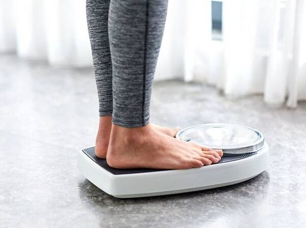 menimbang sambil menurunkan berat badan sebanyak 5 kg per minggu