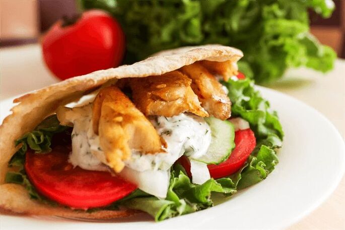 pita dengan sayuran dan dada ayam