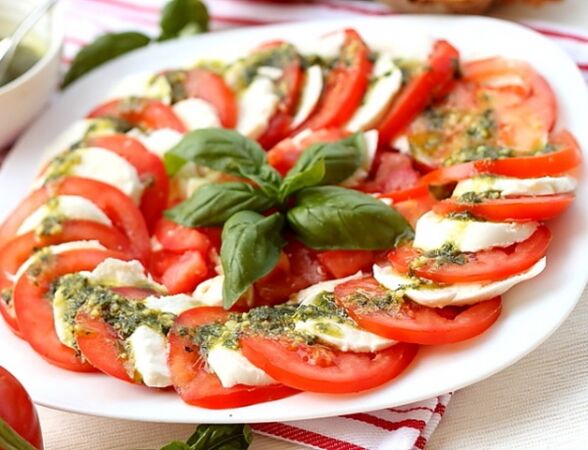 Caprese adalah makanan pembuka yang sangat baik bagi mereka yang mengikuti diet Mediterania.
