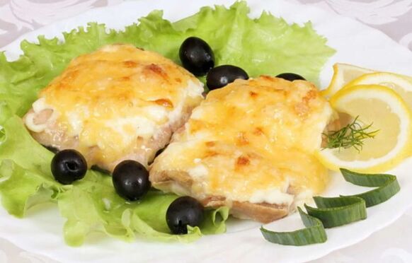 Ikan bakar dengan keju akan menjadi sajian lezat dan menyehatkan dalam menu diet mediterania.