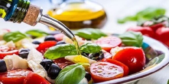Saat menyiapkan hidangan diet Mediterania, Anda harus menggunakan minyak zaitun.