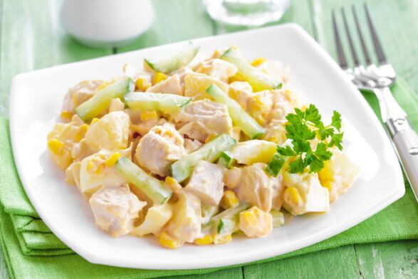 Salad musim panas adalah hidangan ringan dan tidak biasa dalam menu diet Mediterania