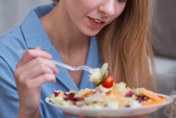Seorang wanita mengubah gaya hidupnya dan menurunkan berat badan berkat pola makan Mediterania