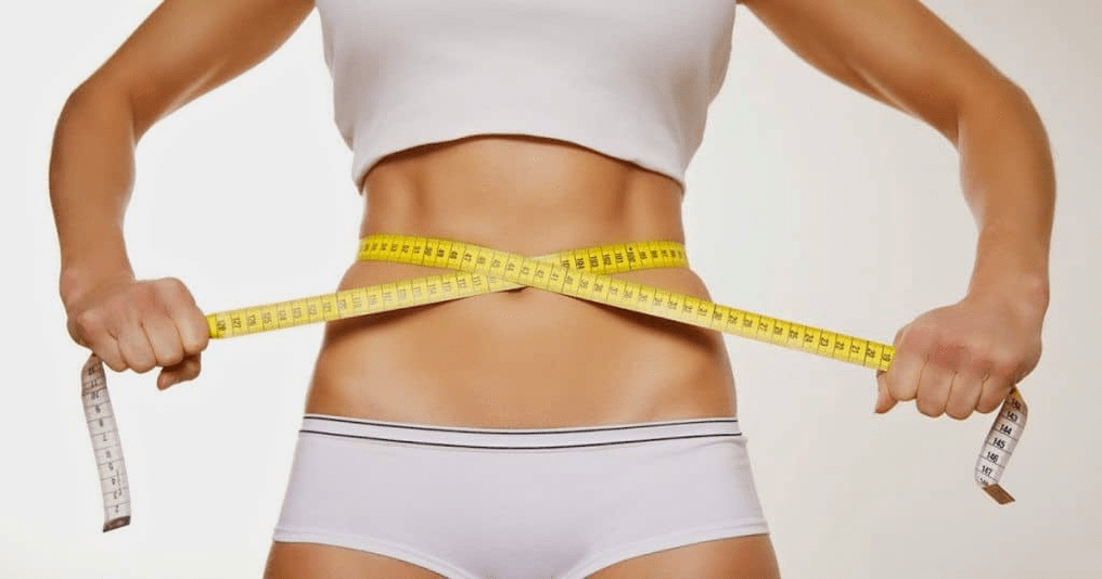 mengukur pinggang dengan satu sentimeter setelah menurunkan berat badan
