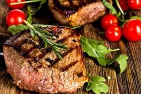 steak dengan sayuran dan sayuran untuk diet keto