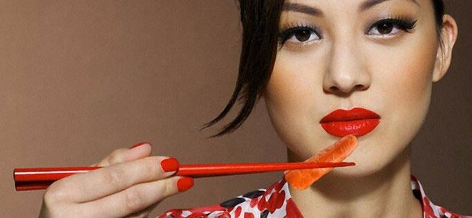 gadis dalam diet Jepang untuk menurunkan berat badan