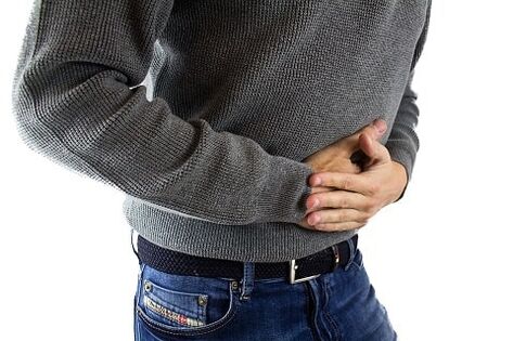 seorang pria memiliki gejala gastritis
