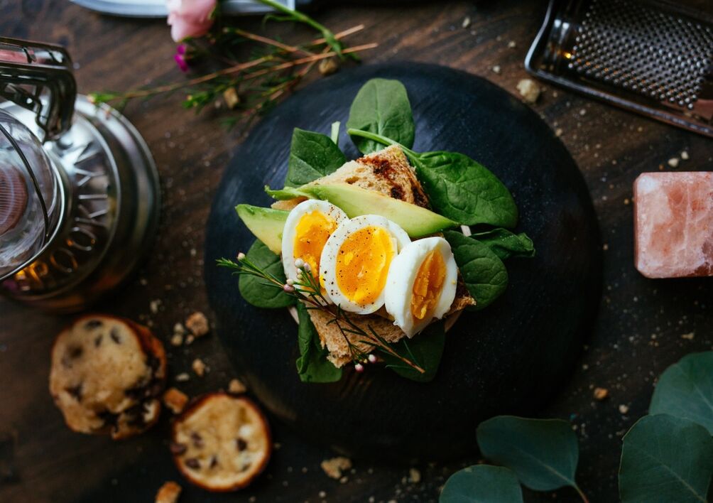 sandwich dengan telur dan alpukat untuk pankreatitis